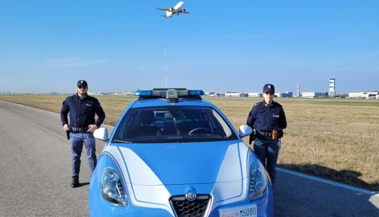 Venezia: arrestato straniero in possesso di documenti falsi.