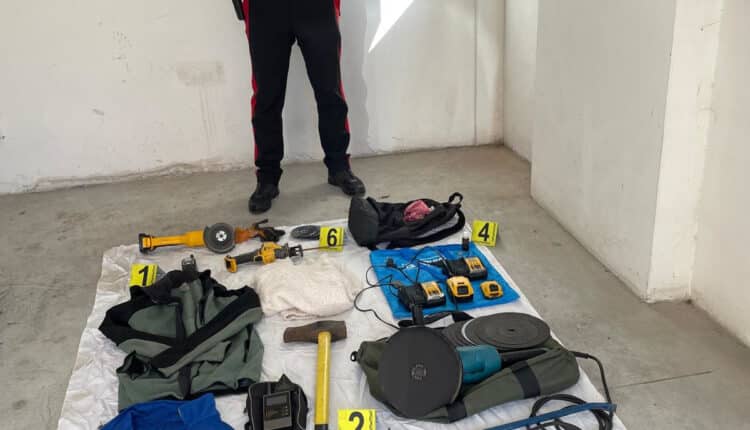 Castelraimondo: rinvenuti all'interno di un'auto sospetta degli attrezzi atti allo scasso, un'ascia e un disturbatore di frequenze radio. Il sospettato e fuggito