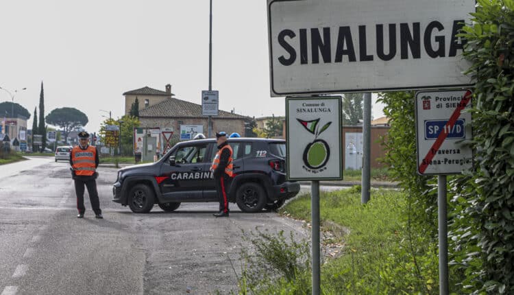 Sinalunga: stavano prelevando ad uno sportello ATM con un bancomat precedentemente rubato. Arrestati un 23enne e un 43enne