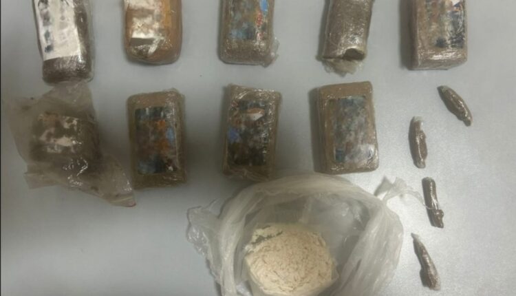 Napoli: durante un controllo in un'abitazione la Polizia di Stato trova una grande quantità di sostanze stupefacenti, tra cui 9 panetti di hashish e 80 grami di cocaina