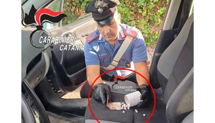 Aci Sant’Antonio: spaccio “al volo” e immediato controllo dei Carabinieri, arrestato con la droga tra le gambe