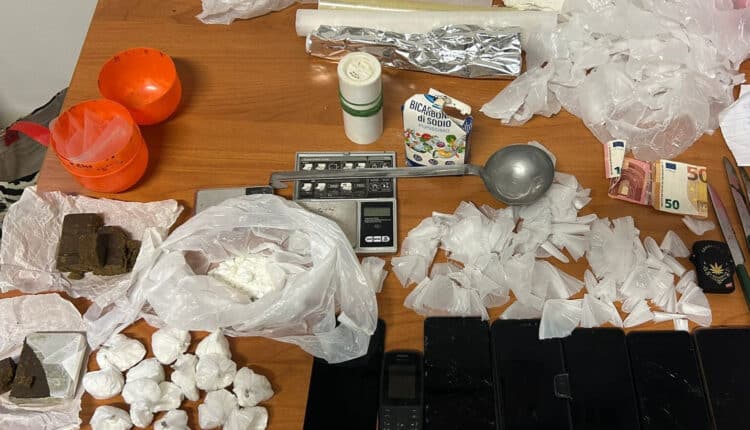 Roma: continua il contrasto al fenomeno dello spaccio di sostanze stupefacenti. Arrestate tre persone perché trovate in possesso di cocaina, hashish e marijuana