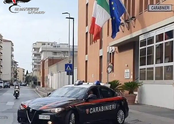 Livorno: minacce, offese ai genitori e danneggiamento della casa, 20enne arrestato per maltrattamenti