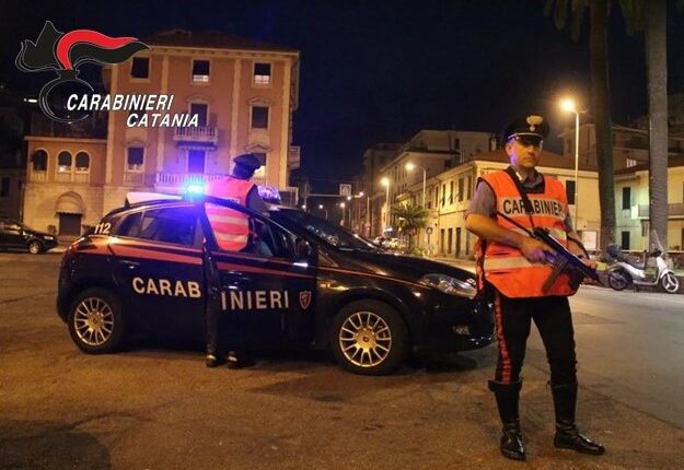 Paternò: una discussione tra due famiglie degenera in una rissa. I Carabinieri hanno denunciato 11 persone tra cui un minore