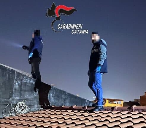 Catania: lancia la cocaina dal terrazzo a San Cristoforo, ma viene recuperata dai Carabinieri. Giovane pusher 21enne arrestato