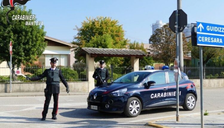 Mantova: minaccia di morte la madre brandendo dei coltelli da cucina. Arrestato 20enne