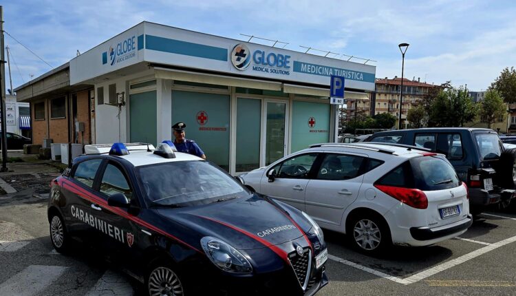 Milano Marittima: un medico, abusando del proprio ruolo, palpeggia le parti intime delle pazienti e cerca di baciarle in bocca. L'uomo è ora agli arresti domiciliari
