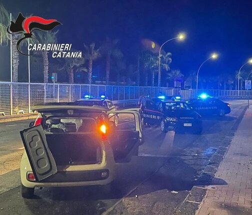 Aci Castello: tentano di tagliare con un flex la cassa di un parcometro, ma vengono scoperti dai Carabinieri. Arrestati un 18enne e un 23enne