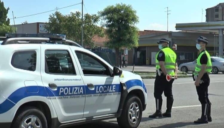 Modena: trovato riverso sul volate del proprio suv, fermo con motore acceso in mezzo alla carreggiata. Si pensava ad un malore invece era solo addormentato