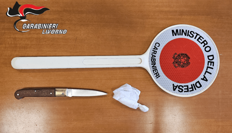 Rosignano Marittimo: trovate in possesso di un coltello di 18,5 centimetri e di una minima quantità di cocaina. Denunciate una 35enne e una 50enne