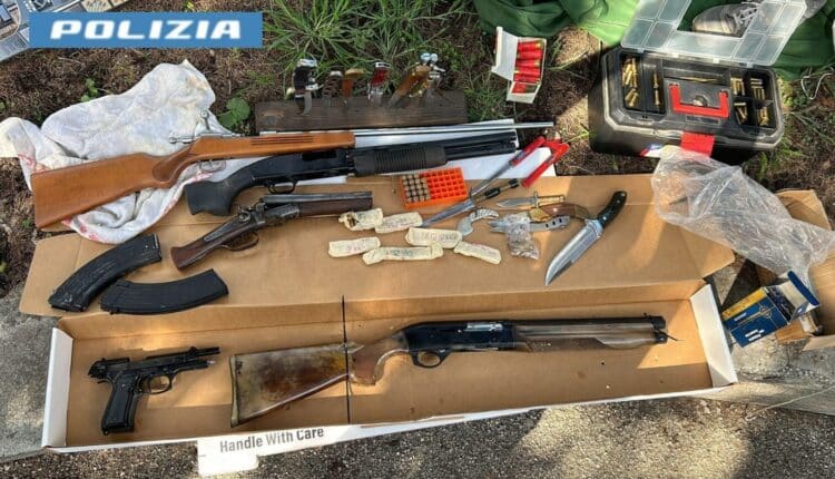 Napoli: la Polizia di Stato ha trovato in un deposito varie armi clandestine tra cui dei fucili, una pistola, coltelli e munizioni. Arrestati un 32enne e un 20enne