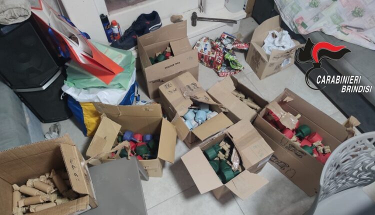 Francavilla Fontana (BR): Carabinieri arrestano un 47enne, sequestrato un arsenale di armi; trovati anche ordigni artigianali e stupefacenti