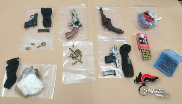Francavilla Fontana (BR): Carabinieri arrestano un 47enne, sequestrato un arsenale di armi; trovati anche ordigni artigianali e stupefacenti