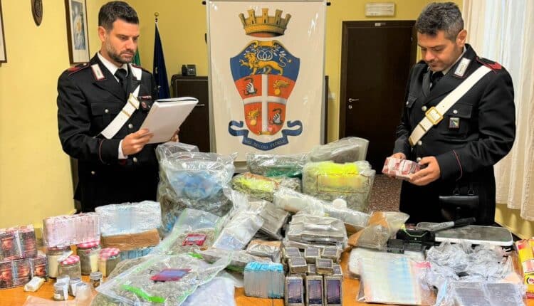 Bologna: Carabinieri arrestano una coppia di italiani, in casa droga e contanti