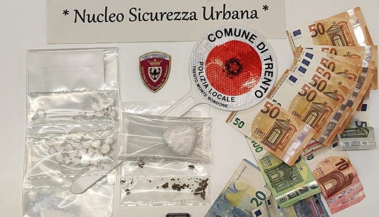 Trento, operazione sulla ciclabile: arrestato un minore con oltre 30 dosi e un sacchetto di cocaina