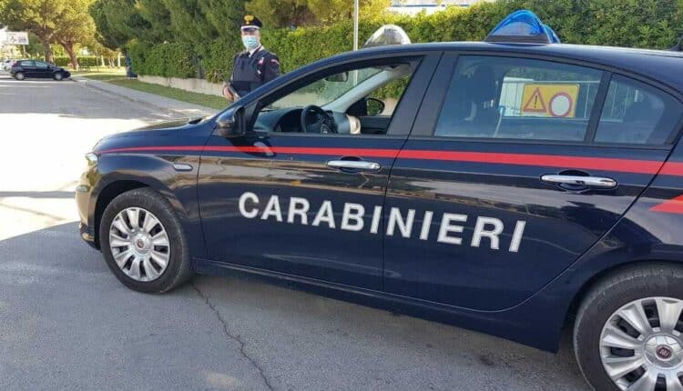 Montemarciano: scappa dai controlli dai Carabinieri fino a schiantarsi contro un albero, per poi proseguire tuffandosi nel "Rubiano". Arrestato un 47enne
