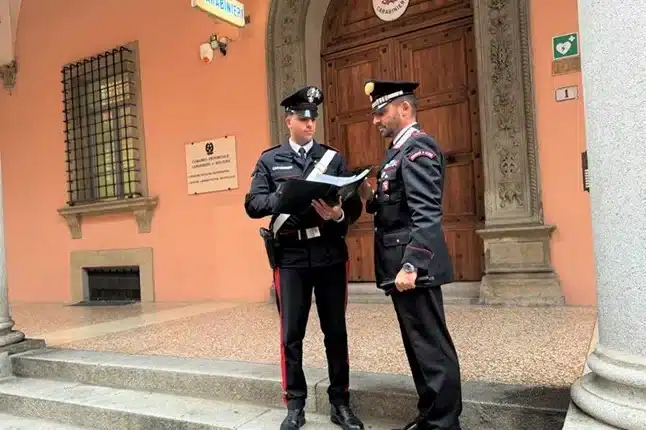 Bologna: Carabiniere libero dal servizio arresta un 34enne che stava cercando di scappare dopo aver prelevato 15 barattoli di nutella dagli scaffali.