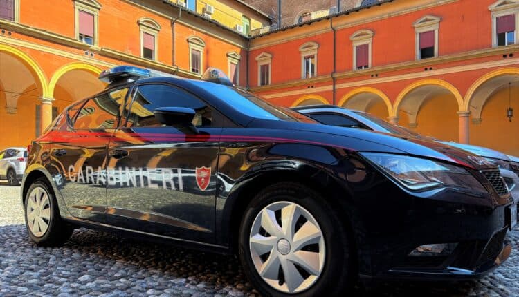 Bologna: aggrediscono un operatore e gli rubano dei soldi, 17enne arrestato e un 18enne denunciato.