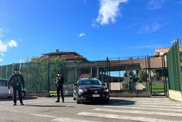 Bologna: spacca sedie e tavoli in un bar spaventando alcuni clienti, 31enne arrestato.