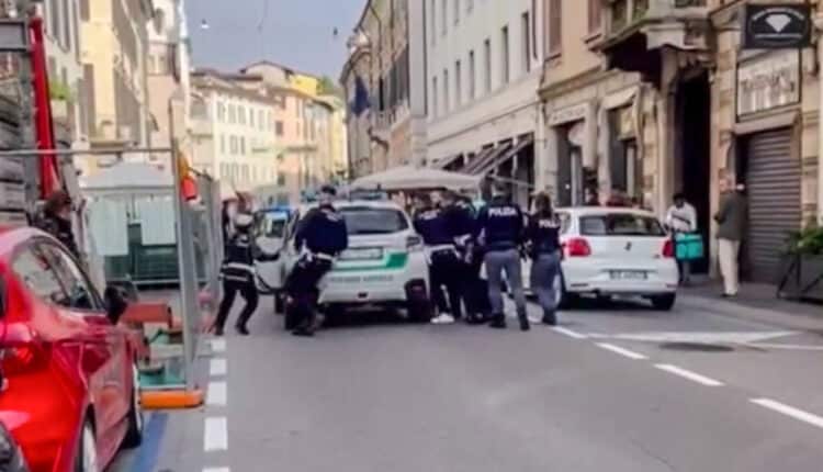 Brescia: intervento della Polizia Locale, fermato uomo che inveiva violentemente contro i passanti. 