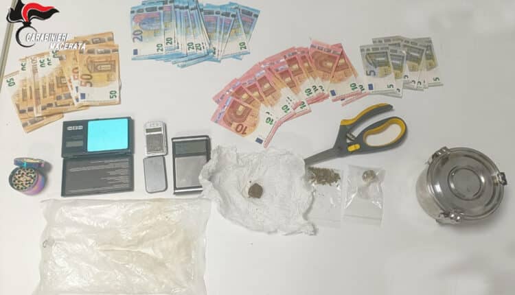 Tolentino: cerca di disfarsi di un involucro contenente cocaina lanciandolo dal finestrino. I Carabinieri lo notano e lo fermano. Denunciato