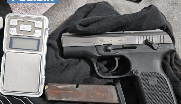 Casale di S. Basilio, era ai domiciliari e nascondeva una pistola in cucina e la cocaina nel bidet: trentaduenne scoperto ed arrestato dalla Polizia di Stato