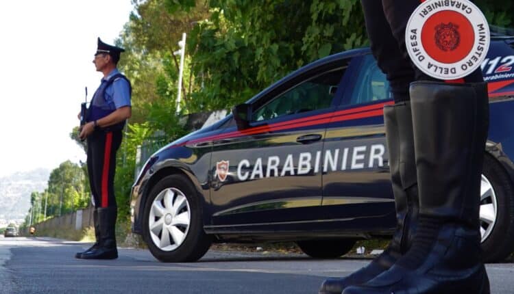 Caserta: attendevano l'uscita dei clienti dagli esercizi commerciali e dopo averli seguiti li derubavano.