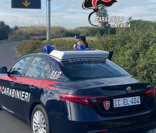 Catania: ruba in 4 negozi del centro commerciale ma viene scoperta e arrestata dai Carabinieri.