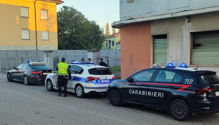 Cento: servizio di contrasto all’immigrazione clandestina della Stazione Carabinieri e della Polizia Locale di Cento, cinque cittadini extracomunitari deferiti in stato di libertà.
