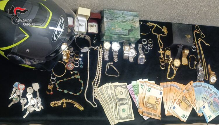 Comacchio: i Carabinieri trovano nella sua abitazione la refurtiva frutto di oltre venti i colpi messi a segno durante l’estate sui lidi comacchiesi e nel rodigino.