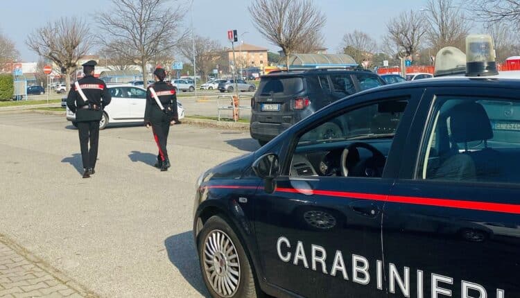 Ferrara: sorpresa a rubare un portafoglio all’interno del supermercato, arrestata 18enne di origini straniere.