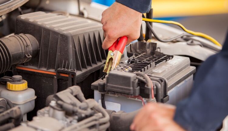 Como, provoca un incendio nel suo appartamento collegando assieme alcune batterie per auto: la Polizia di Stato denuncia un 83enne bresciano