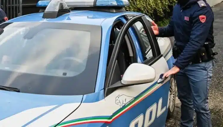 Como: ubriaco e violento, brandisce un bastone e prende a sputi i clienti di un chiosco in città, poi aggredisce gli agenti, arrestato dalla Polizia.