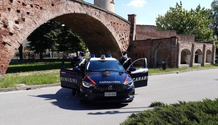 Cremona: i Carabinieri della Sezione Radiomobile e della Stazione di Casalbuttano ed Uniti intercettano un’auto con tre uomini a bordo che non si ferma all’alt e scatta l’inseguimento.