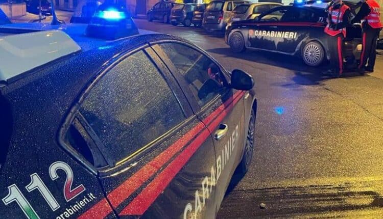 Crispano, pedina l'ex seguendo le tracce del gps sul cellulare poi aggredisce lei e il suo nuovo compagno. 43enne arrestato dai Carabinieri e denunciato il fratello