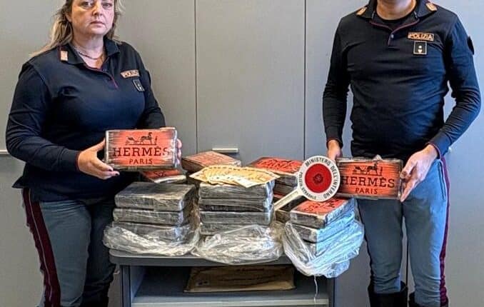 Roma: Viaggiava a velocità elevata con 38kg di cocaina in autostrada, arrestato conducente