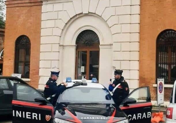 Ferrara, sorpreso alla guida in stato di ebbrezza, l’amico si spaccia per avvocato. Denunciati due trentenni