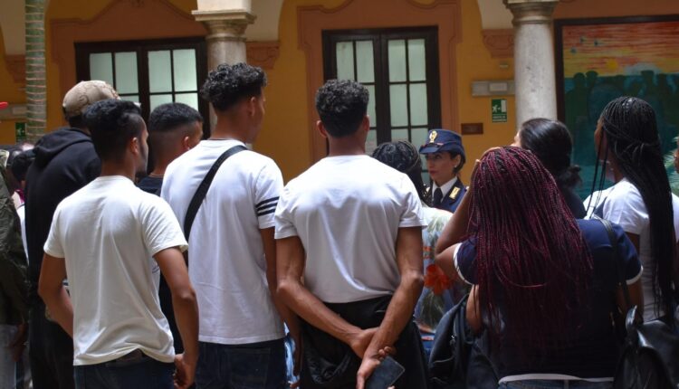 Palermo: Polizia di Stato accoglie in visita nella Questura un gruppo di cittadini stranieri