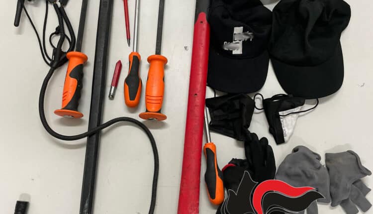 Giugliano in Campania: Inseguimento folle sull'asse mediano, quattro persone fermate e alla guida un 17enne