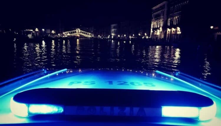 Lido di Venezia: ragazza in acqua salvata dalla Polizia di Stato