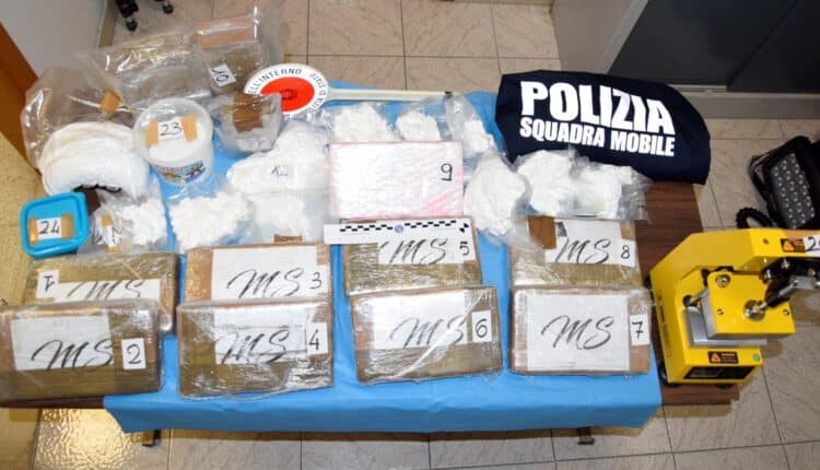 Latina, contrasto al traffico di stupefacenti. La Polizia di Stato arresta un presunto narcotrafficante sorpreso a detenere 13 chili di cocaina e due chili di hashish