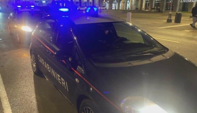 Livorno: intervento dei Carabinieri per una persona in escandescenze in Piazza Cavallotti, arrestato.