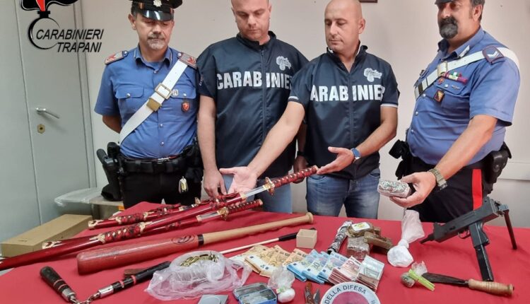 Mazara del Vallo: in regime di arresti domiciliari, sorpreso con droga e armi.