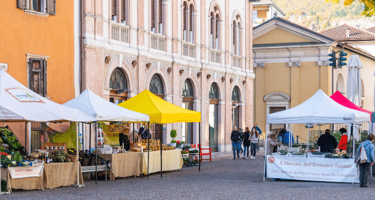 Trento, arriva la terza edizione di “La solidarietà va al Mercato”: seimila euro di buoni a 200 famiglie per l'acquisto di prodotti locali