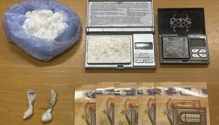 Milano: arrestato 44enne italiano e un romeno di 25 anni per detenzione ai fini di spaccio di sostanza stupefacente.