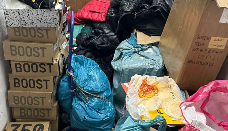 Napoli: sequestrati 1000 capi di abbigliamento contraffatti a Vicaria.