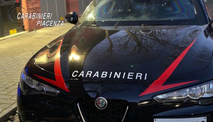 Piacenza: fugge all’alt e lancia un pacchettino misterioso dal finestrino, inseguito e fermato dai carabinieri che lo denunciano.