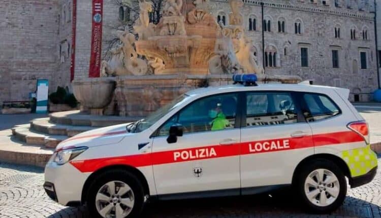 Trento: una coppia di turisti francesi soccorre una giovane donna mentre veniva brutalmente picchiata in strada. L'uomo è stato fermato e portato in carcere