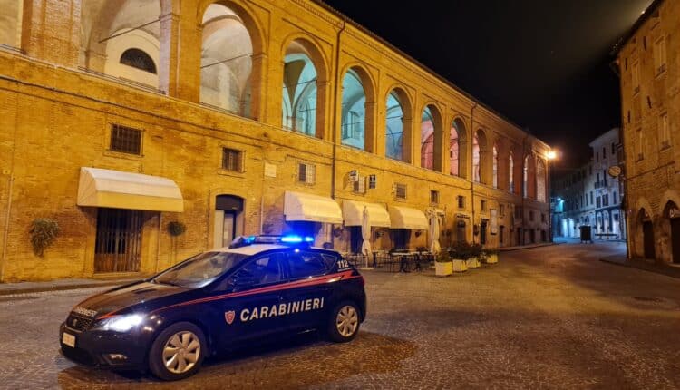 Ancona: Rubano carte di credito per comprare scarpe firmate, arrestata coppia di 30enni