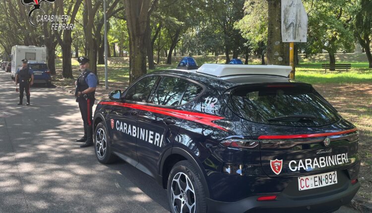Ferrara: tenta di rubare delle auto in sosta infrangendo i finestrini con un estintore. Beccato grazie ad un sistema di video sorveglianza installato su una delle vetture